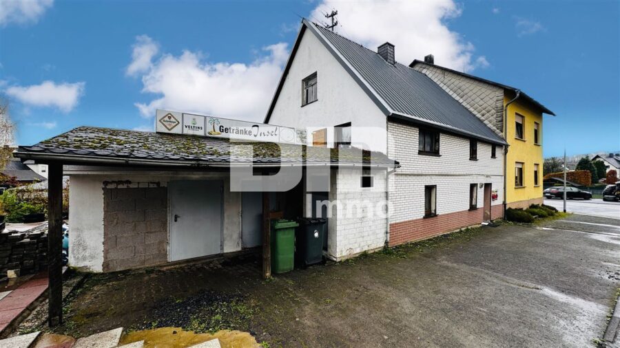 Wohnhausensemble auf großem Grundstück mit Nebengebäuden als langfristige Kapitalanlage - Seitenansicht / Nebengebäude